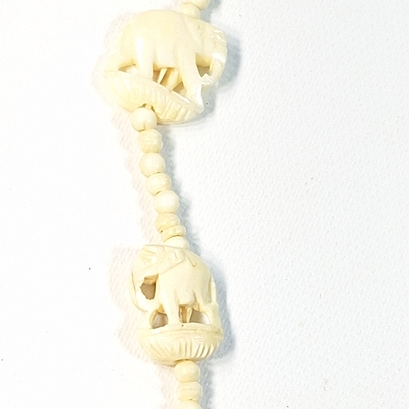 Vintage Faux Ivory Carved Celluloid / Plastic Elephant Pendant Necklace - Picture 5 of 10